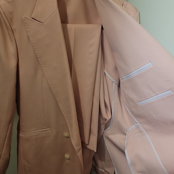 Suits - Picture 3 of 16